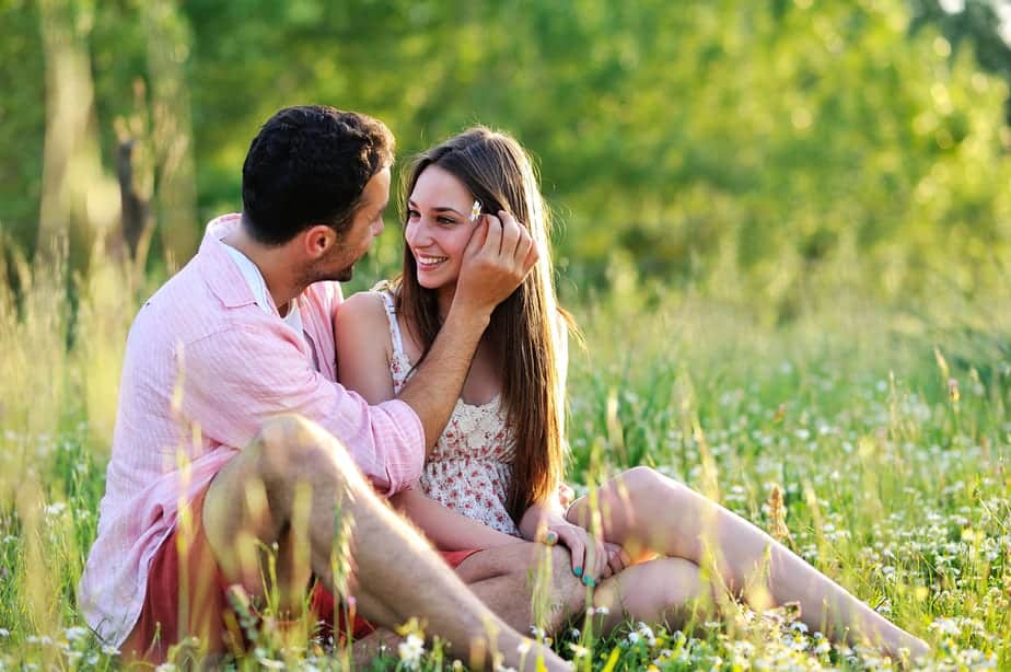 Come si comporta un uomo quando si sta innamorando? 15 segni innegabili
