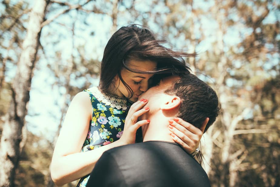 Come capire se gli piaci: 20 segni di innamoramento