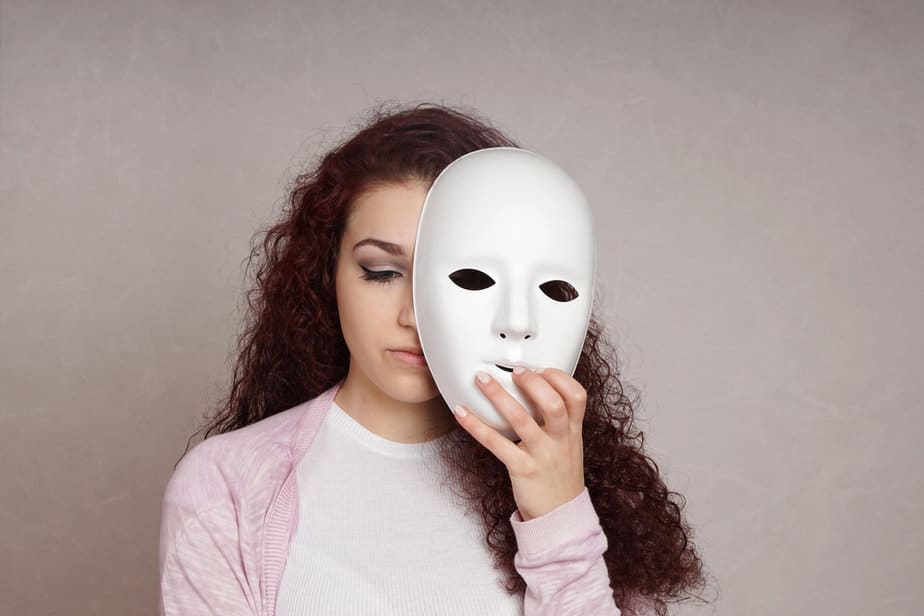 6 Segni che vi nascondete dietro una maschera