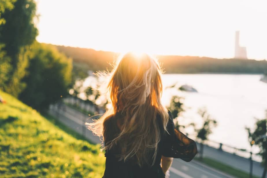 11 Simple Ways To Make It Easier When You're Letting Go Of Someone You Love