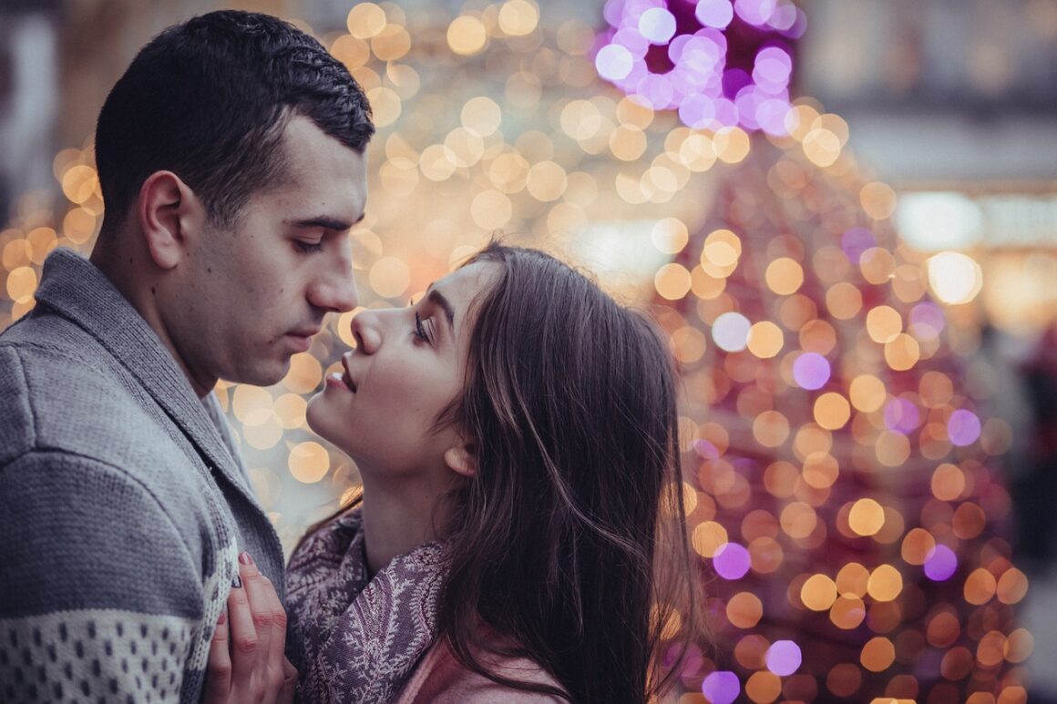 14 Ways To Tell If A Man Is Attracted To You But Hiding It