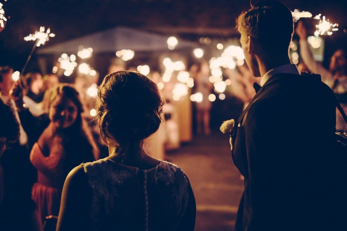 21 Foolproof Signs He Loves You Secretly