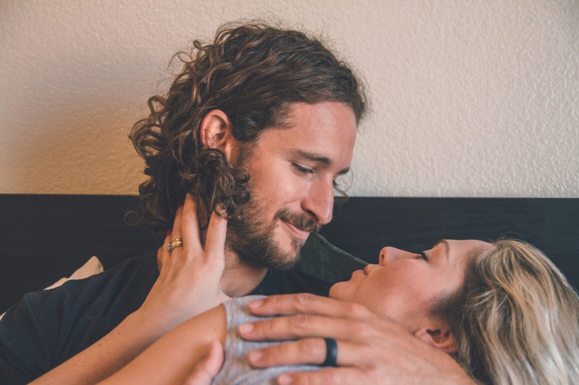 21 Foolproof Signs He Loves You Secretly