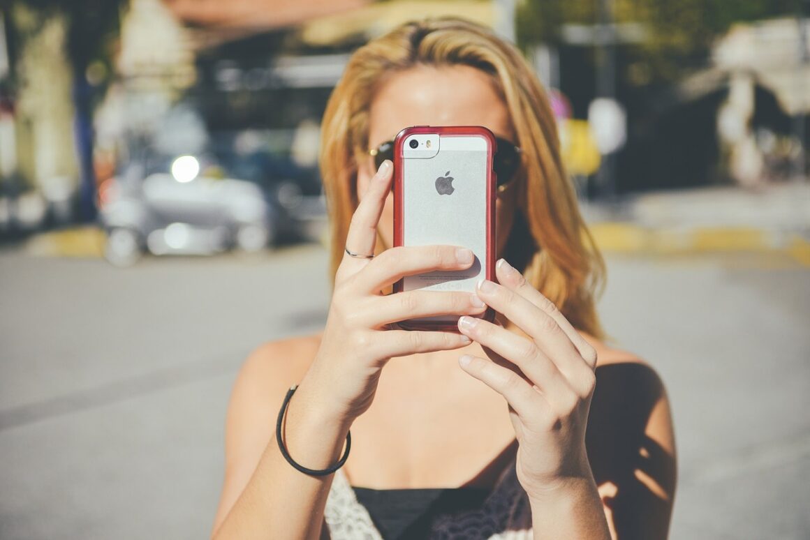 28 Signs A Girl Wants You To Notice Her
