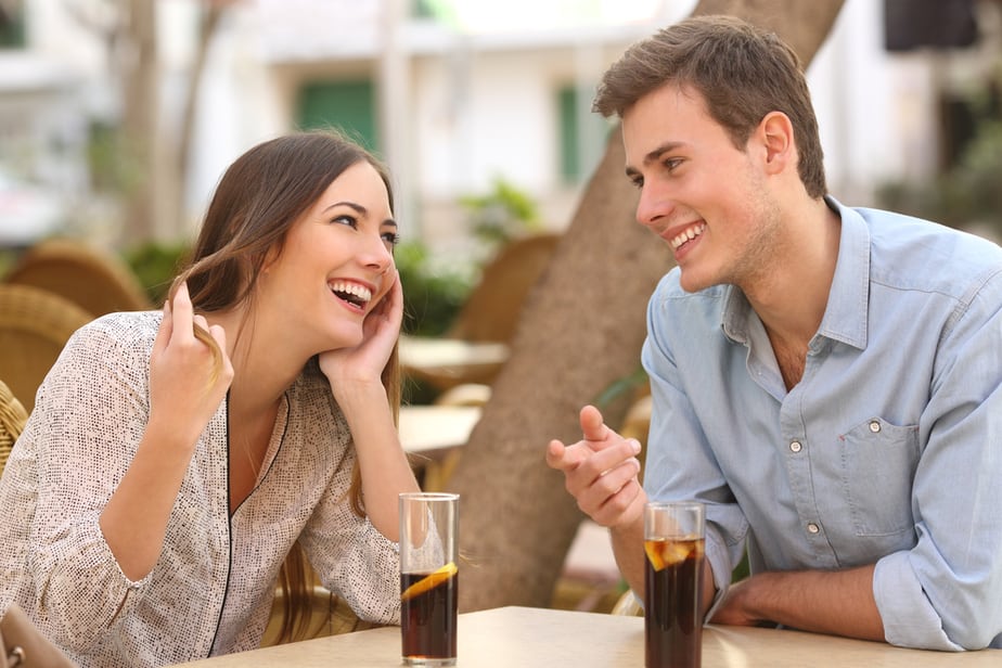 FATTO! 5 sottili segnali che qualcuno sta flirtando con te e come reagire