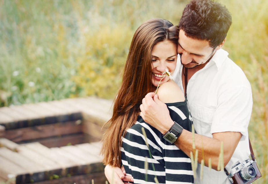 DONE! 5 Undeniable Signs He Wants To Kiss You Right Now
