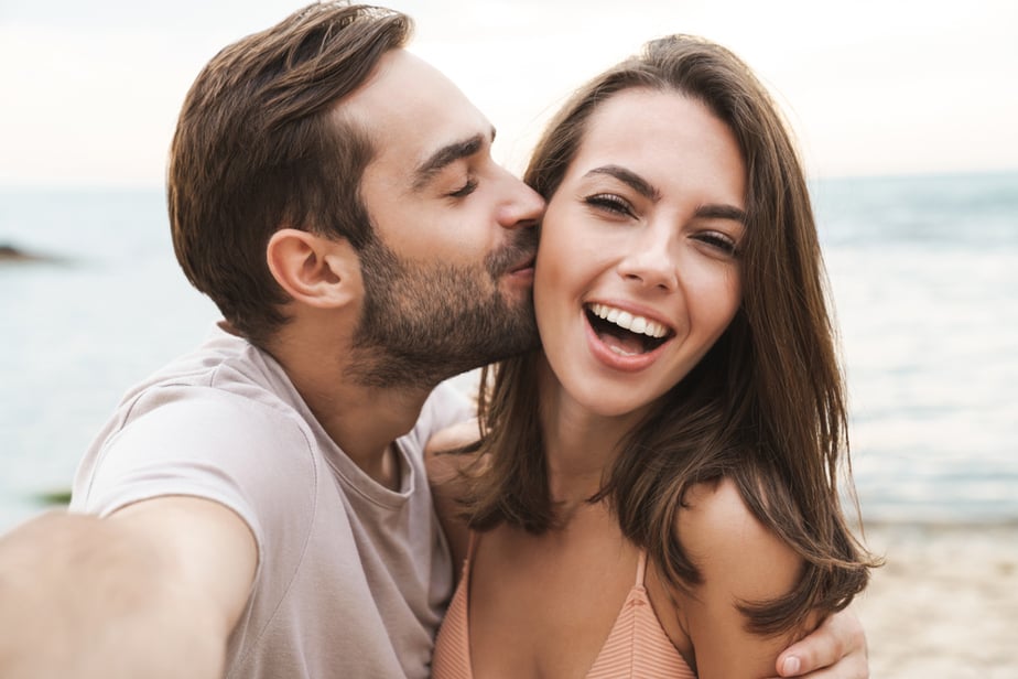 DONE! 5 Undeniable Signs He Wants To Kiss You Right Now