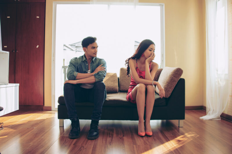 6 Warning Signs That He's A Possessive Boyfriend