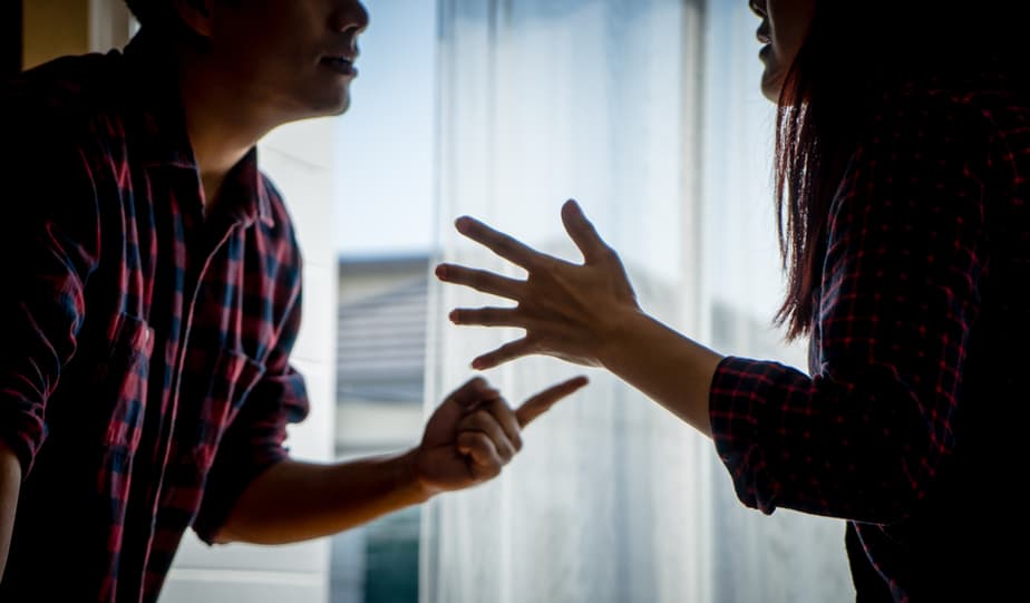 DONE! 6 Warning Signs That He's A Possessive Boyfriend