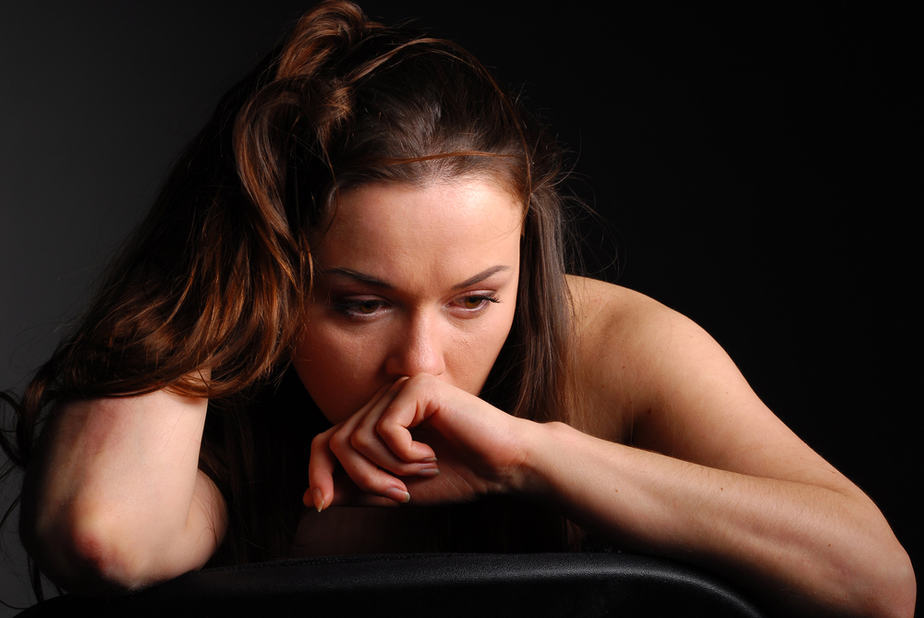 DONE! 11 Warning Signs Of A Desperate Woman That Turn Guys Off