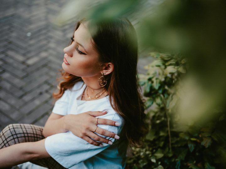 15 Major Physical Signs Someone Is Thinking About You