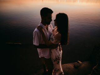 12 Irresistibly Cute Physical Signs He Wants To Kiss You