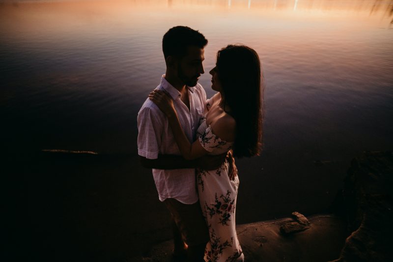 12 Irresistibly Cute Physical Signs He Wants To Kiss You