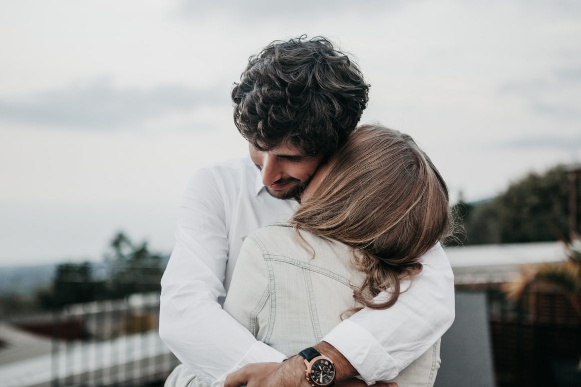 DONE! 12 Irresistibly Cute Physical Signs He Wants To Kiss You