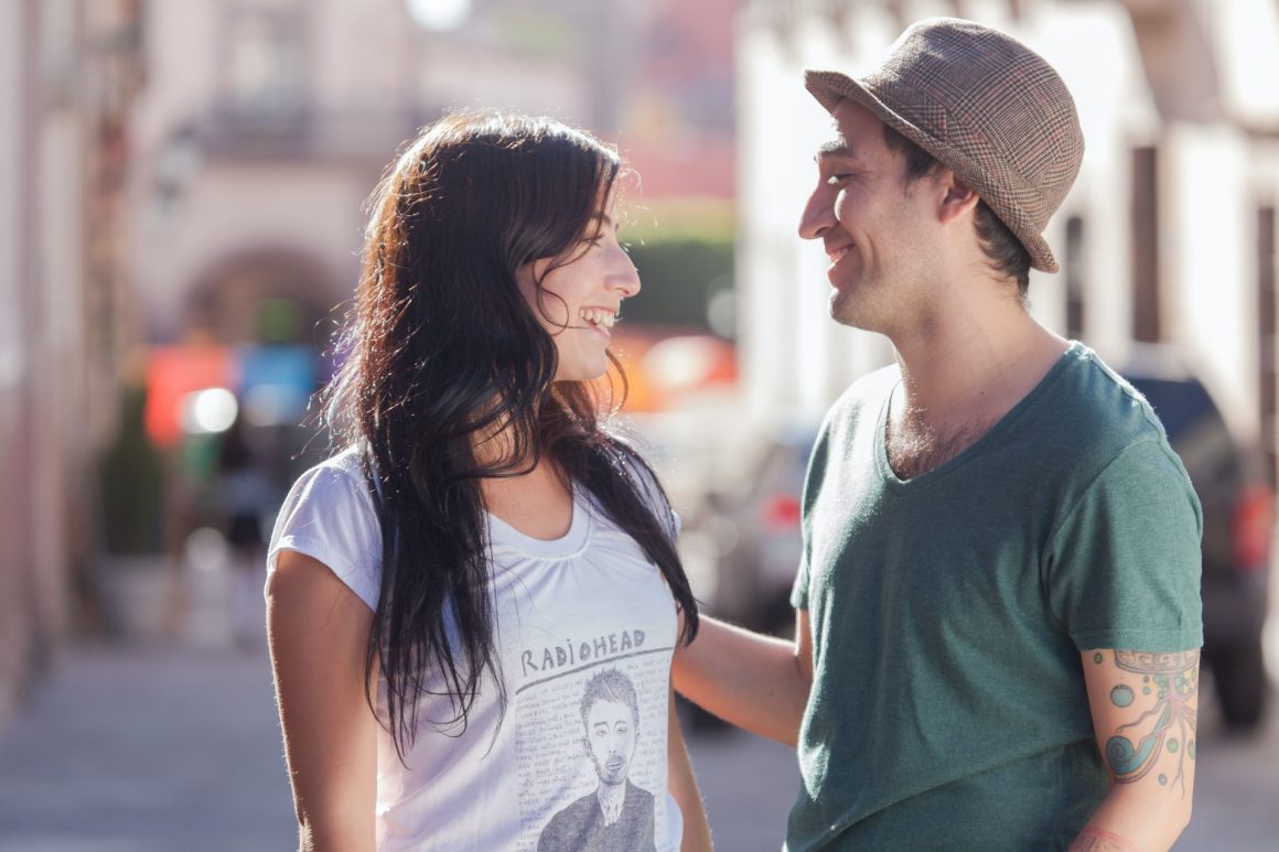 DONE! 12 Irresistibly Cute Physical Signs He Wants To Kiss You