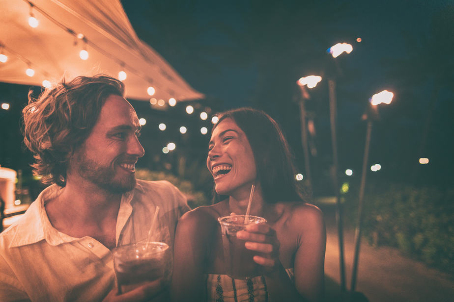 DONE! 19 Unmistakable Body Language Signs He Secretly Likes You