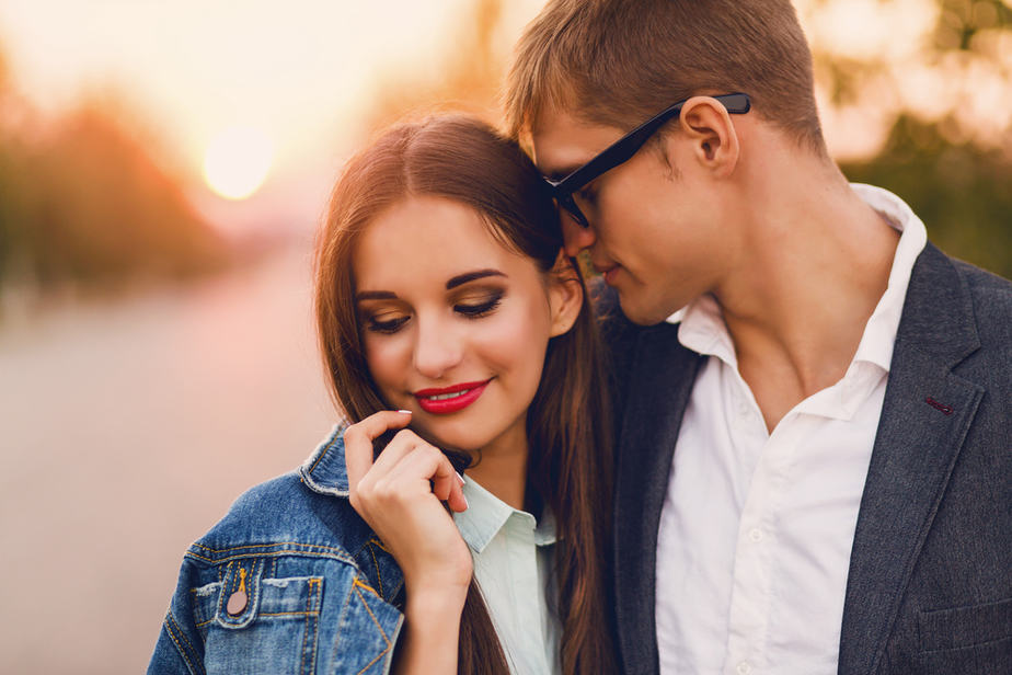  11 Undeniable Signs Of Chemistry Between Two People