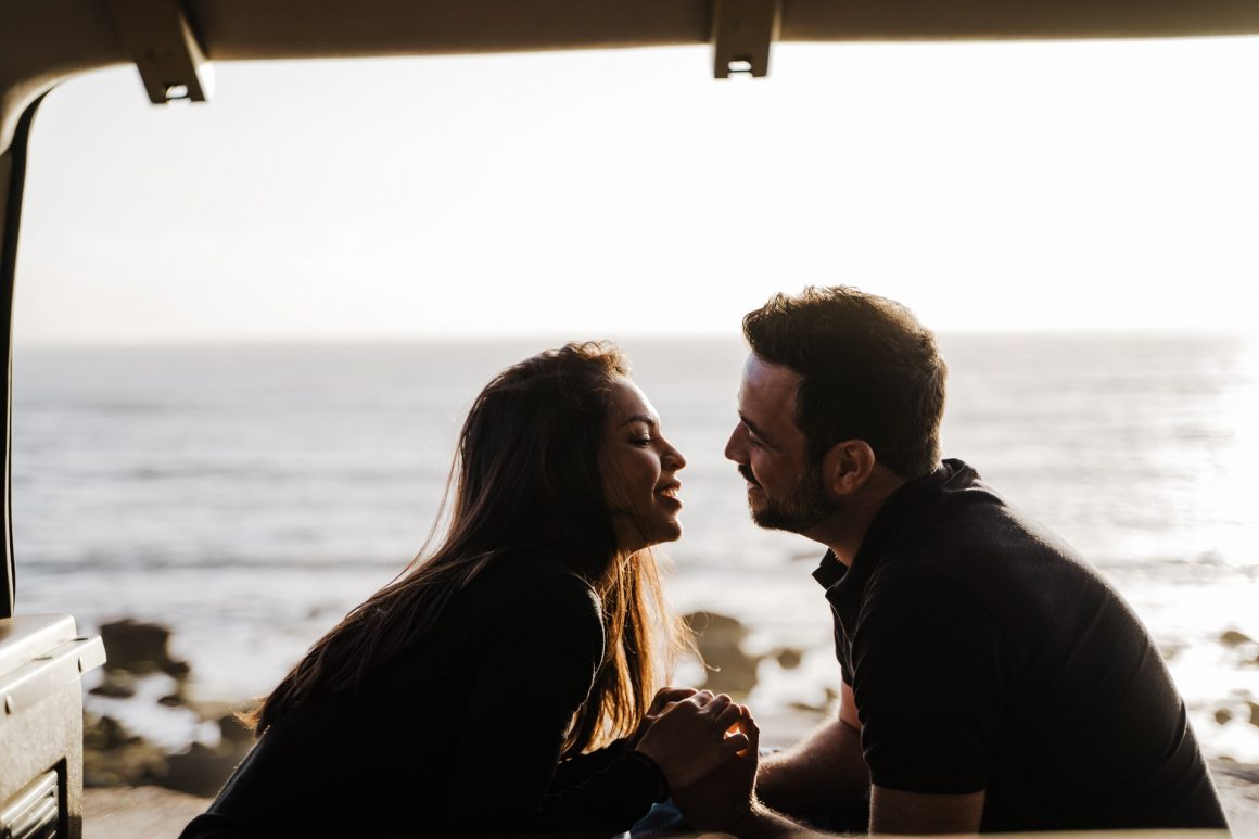 14 Obvious Signs He Wants To Date You And Make It Official
