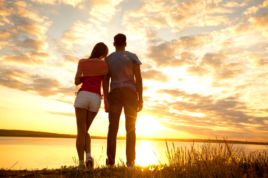 14 Telltale Signs He Wants To Make You His Girlfriend