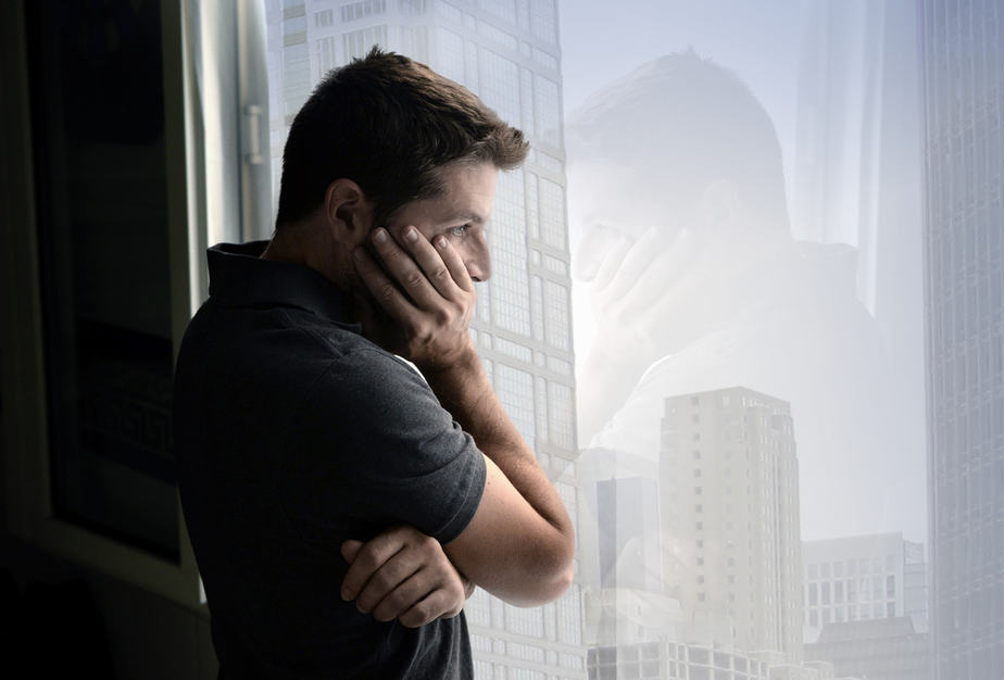 4 motivi per cui un uomo stressato si ritira e come reagire