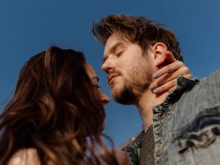 signs he doesn't like you