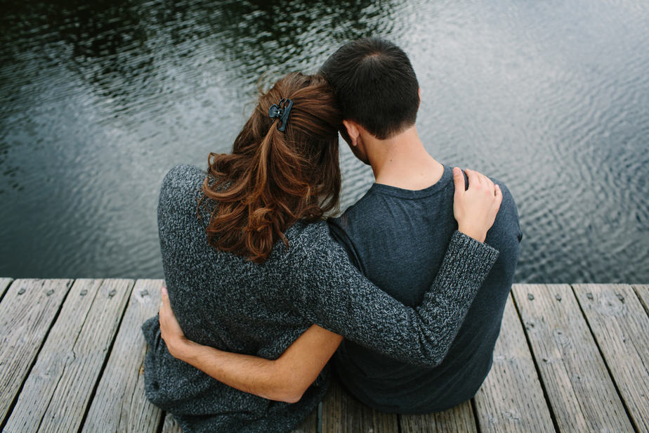  23 Clear Signs A Younger Man Likes An Older Woman
