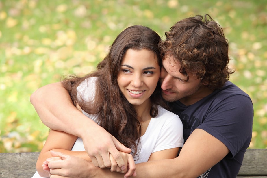 FATTO! Come capire se un abbraccio è romantico 9 cose a cui prestare attenzione