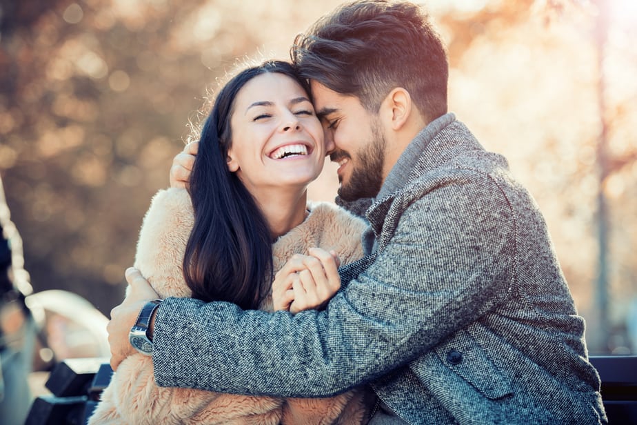 FATTO! Come capire se un abbraccio è romantico 9 cose a cui prestare attenzione