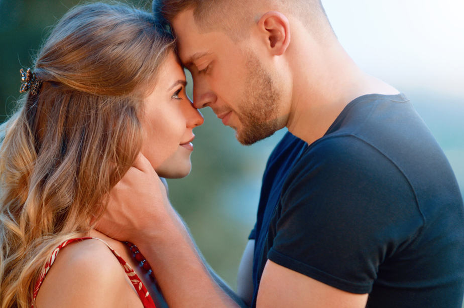 Quando un uomo è vulnerabile con una donna, mostra questi 10 segnali