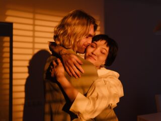 how to tell if a hug is romantic