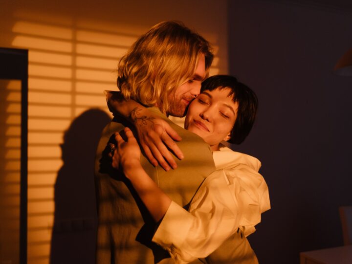 How To Tell If A Hug Is Romantic? 9 Things To Pay Attention To