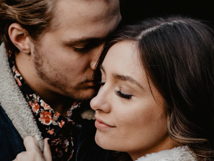 13 Otherworldly Signs Of Telepathy Between Lovers