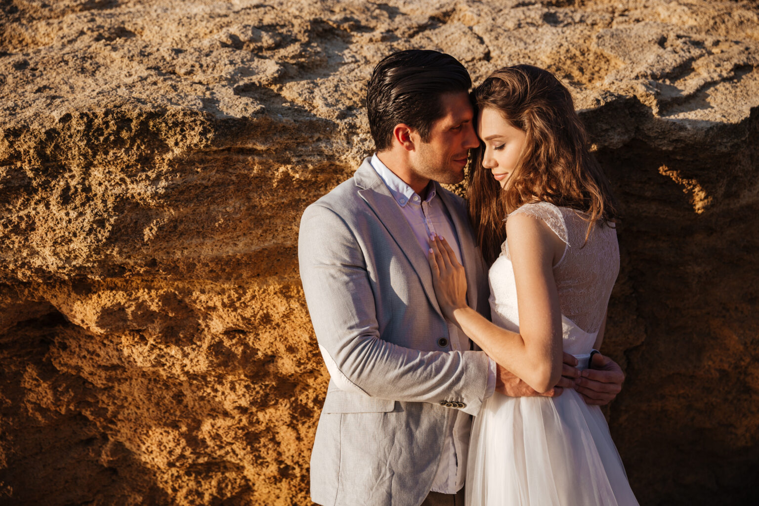Does He Find Me Attractive? 13 Undeniable Signs He's Into You