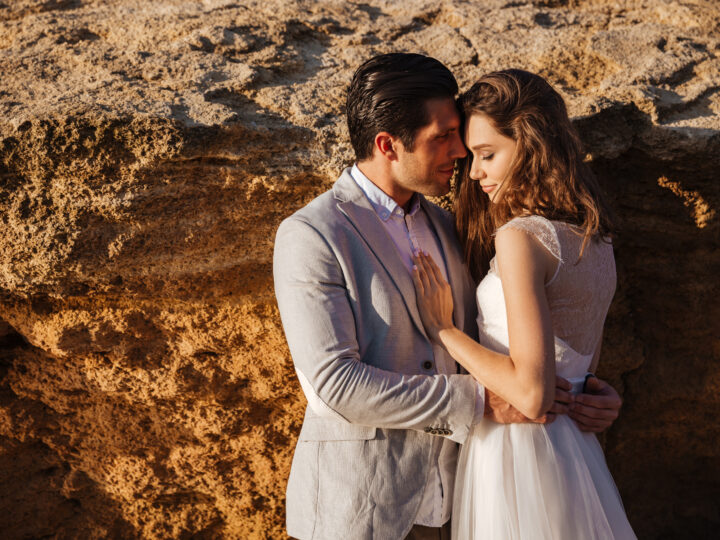 Does He Find Me Attractive? 13 Undeniable Signs He&rsquo;s Into You