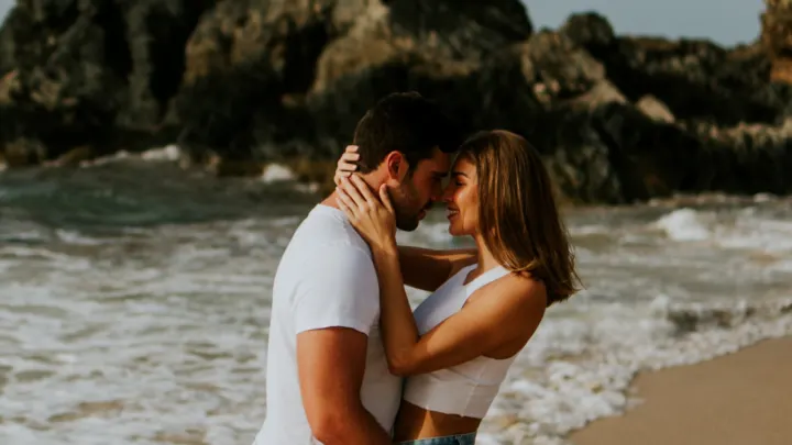 16 Undeniable Signs He Wants You To Be His Girlfriend Soon