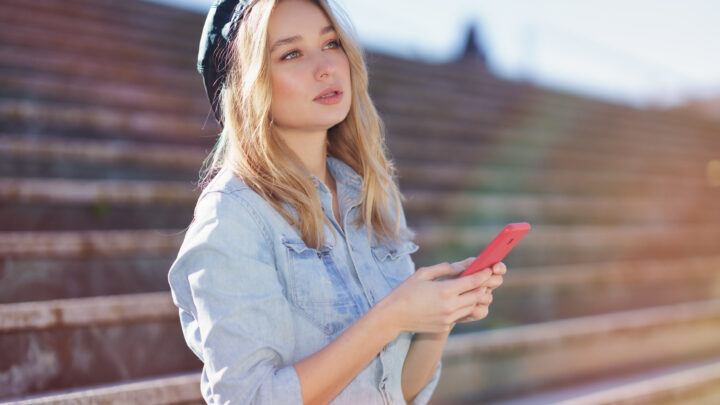 6 Undeniable Reasons Why You Should Never Text Him Back
