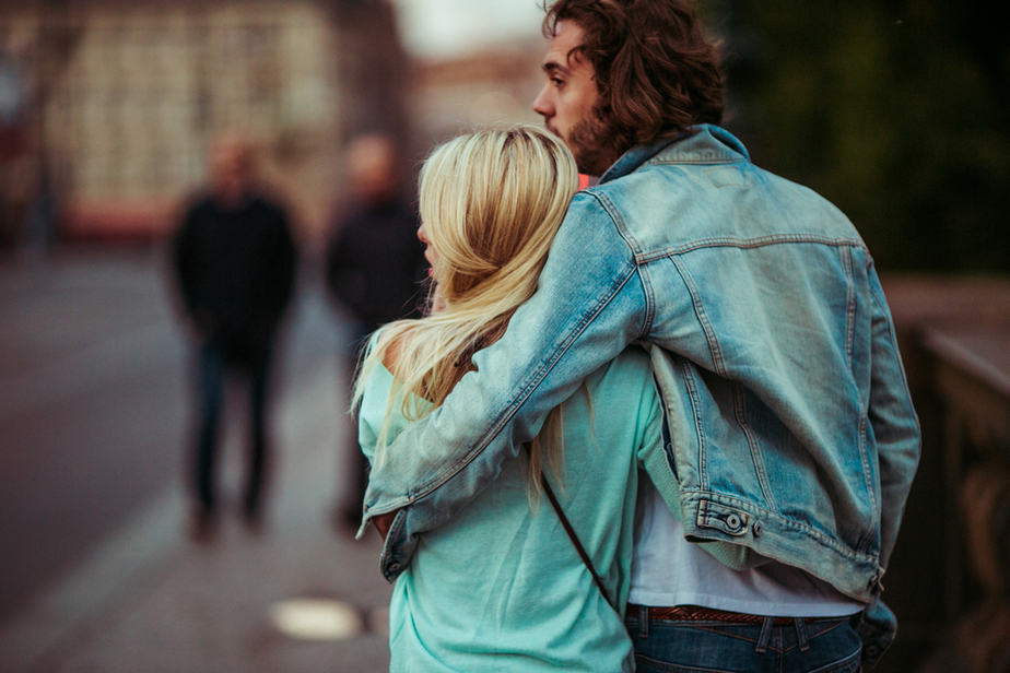11 Straightforward Signs He Doesn't Want To Lose You