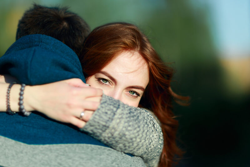 11 Straightforward Signs He Doesn't Want To Lose You