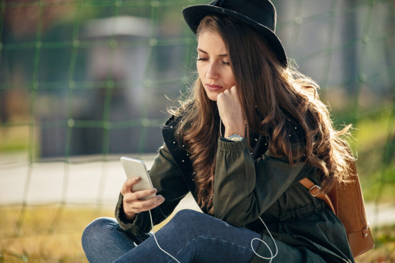 Do These 8 Things If Your Ex Responds To Texts But Never Initiates