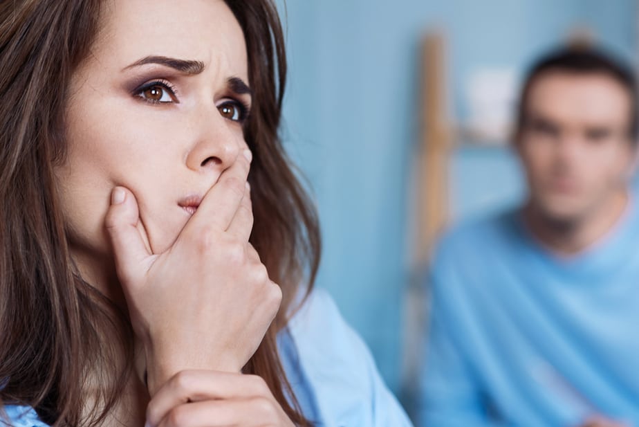 12 segni che il tuo ragazzo è ancora emotivamente legato alla sua ex moglie