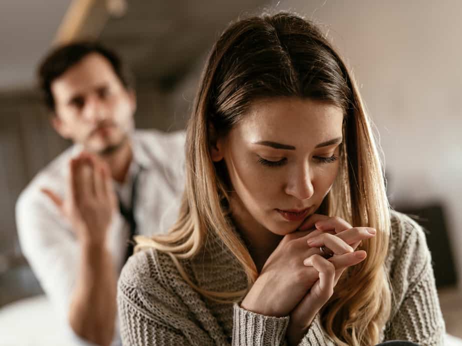 12 segni che il tuo ragazzo è ancora emotivamente legato alla sua ex moglie