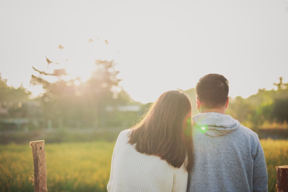 15 segni di una fidanzata fedele e consigli su come mantenerla