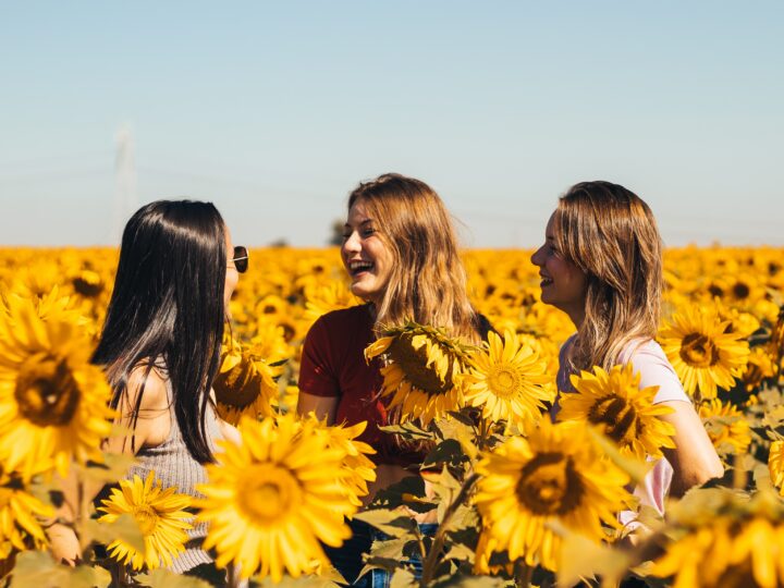 The Vicious Circle Of Chasing Friends: 5 Signs You&rsquo;re Stuck In One