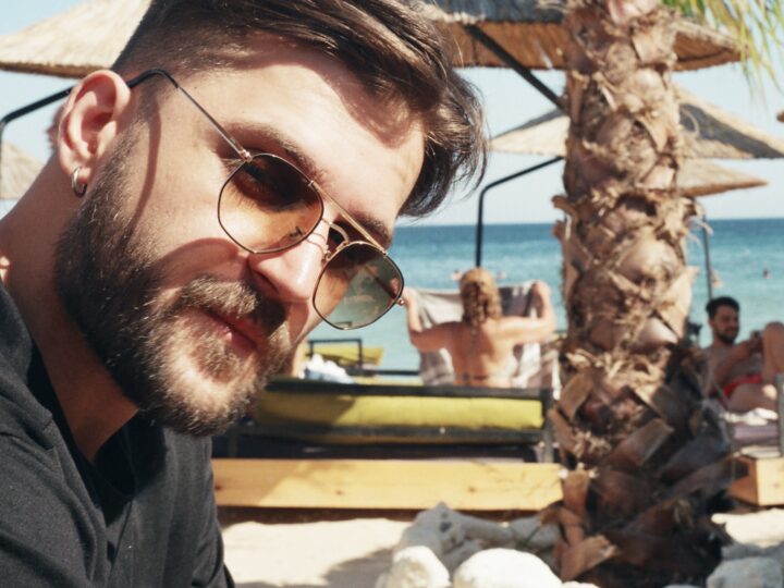 Don&rsquo;t Chase Women: 8 Reasons You Should Let Her Come To You