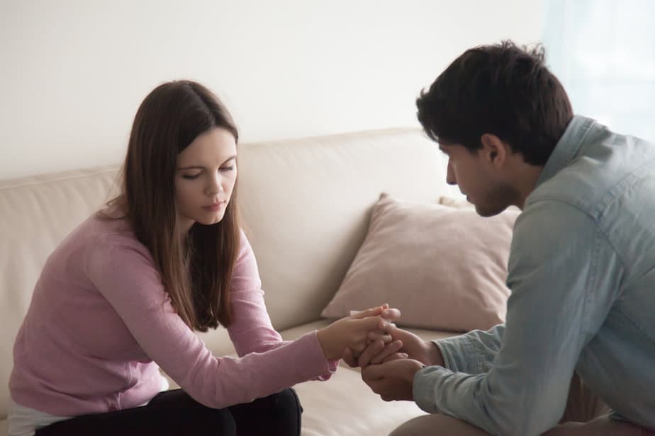 Domanda controversa: Un uomo dovrebbe aiutare la sua ragazza finanziariamente? 