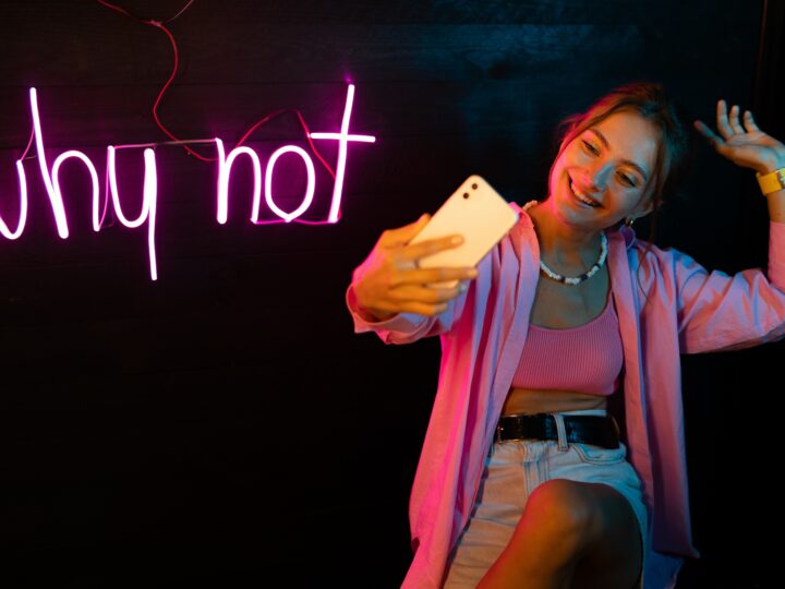 Do Guys Like When You Send Them Pictures Of Yourself? Here&rsquo;s The Tea!