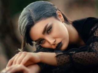 should a man help his girlfriend financially