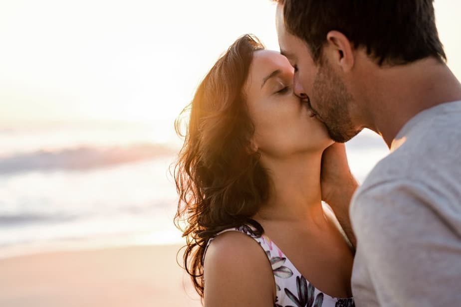 DONE! Psychology Explains Why Kissing Is So Important In A Marriage