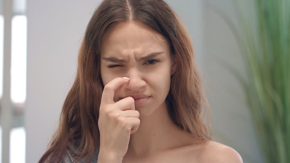 Indizi del linguaggio del corpo: Cosa significa toccarsi il naso?