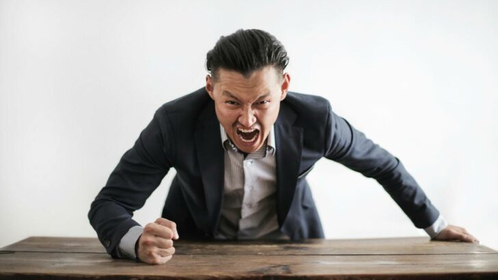 Come individuare la rabbia nascosta: 10 segnali del linguaggio del corpo della rabbia